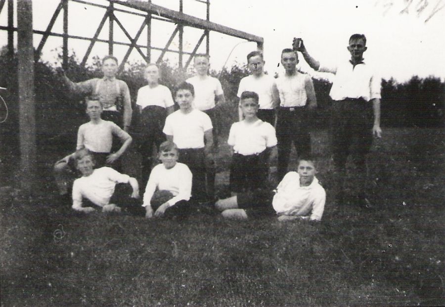 Voetbal omstreeks 1929 in Warffum